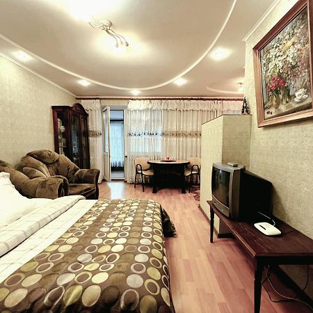 Квартира с большой верандой на Белецкого возле ISIDA, Шалимова, cozy flat on Beletskogo Street Київ Екстер'єр фото